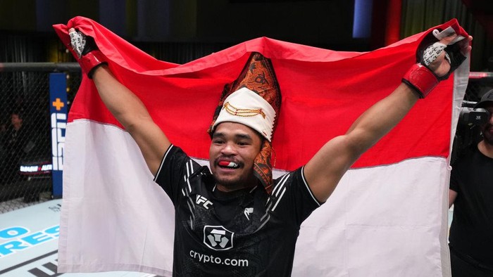 jeka saragih ufc jeka saragih menang di ufc jeka saragih vs lucas alexander ufc fight night 232 LAS VEGAS, NEVADA - NOVEMBER 18: Jeka Saragih of Indonesia reacts after his knockout victory against Lucas Alexander of Brazil in a featherweight fight during the UFC Fight Night event at UFC APEX on November 18, 2023 in Las Vegas, Nevada. (Photo by Chris Unger/Zuffa LLC via Getty Images)