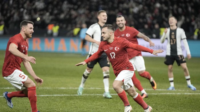 Turkeys Yusuf Sari celebrates after he scored his sides third goal with a penalty during an international friendly soccer match between Germany and Turkey in Berlin, Germany, Saturday, Nov. 18, 2023. (AP Photo/Markus Schreiber)