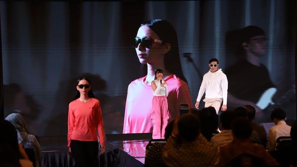 Jualan Masa Kini, Lewat Peragaan Busana Kaca Mata