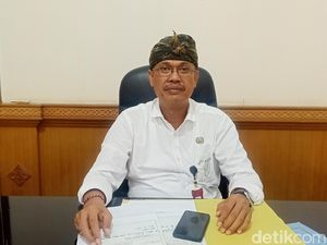 Satpol PP Copot Ratusan APK di Jalanan Protokol Denpasar