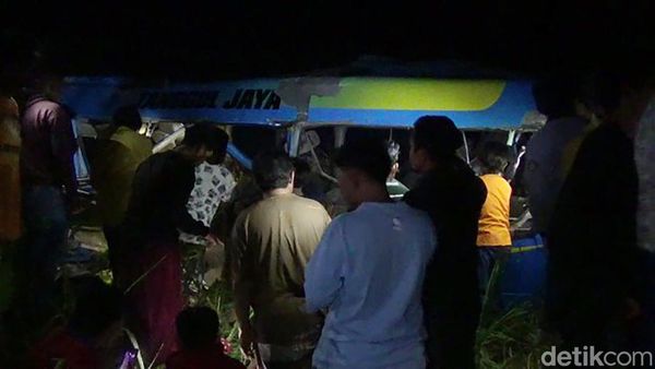 Kecelakaan Maut Elf Tertabrak KA Probowangi Tewaskan 11 Orang