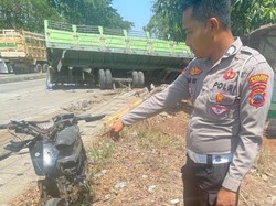 Rem Blong! Truk Gandeng Tabrak Pedagang Asongan-Pemotor di Gringsing Batang