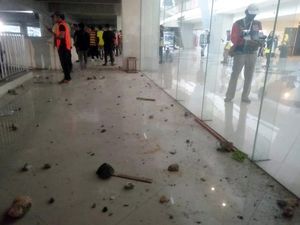 Batu Beterbangan ke Polisi Saat Ricuh Usai Laga Gresik United vs Deltras FC