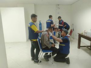 6 Polisi Luka Dilempar Batu Saat Ricuh Usai Laga Gresik United vs Deltras FC 6 Polisi Luka Dilempar Batu Saat Ricuh Usai Laga Gresik United vs Deltras FC