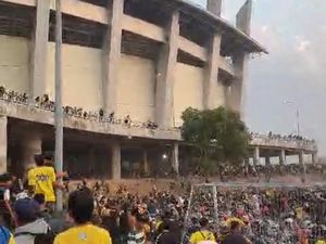 Ricuh Usai Laga Gresik United vs Deltras FC, Polisi Tembakkan Gas Air Mata Ricuh Usai Laga Gresik United vs Deltras FC, Polisi Tembakkan Gas Air Mata
