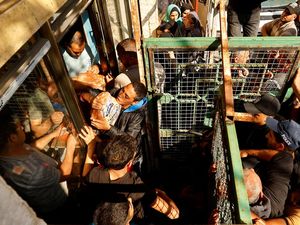 Kurang Pasokan Makanan, Warga Palestina Berdesakan Beli Roti