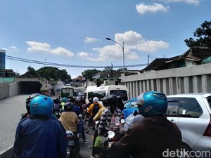 Akhir Pekan, Viaduk Gilingan Solo Macet Parah!