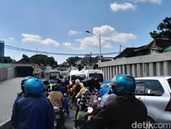 Akhir Pekan, Viaduk Gilingan Solo Macet Parah!
