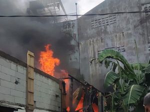 Kebakaran Hanguskan Rumah Warga di Jalan Masjid Raya Makassar