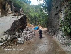 Jalur Camba Maros Masih Rawan Longsor Batu Tebing, Pengendara Harus Waspada
