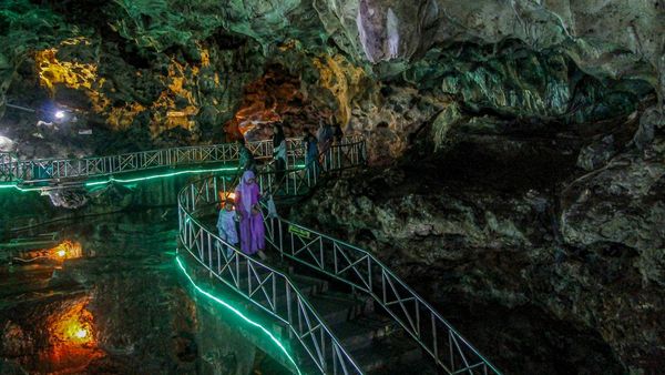 Menyusuri Eksotisme Gua Akbar Tuban