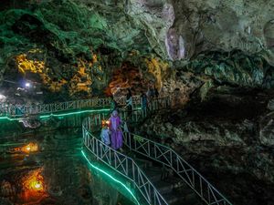 Menyusuri Eksotisme Gua Akbar Tuban Menyusuri Eksotisme Gua Akbar Tuban