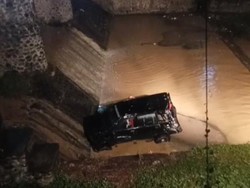 Minibus Terjun ke Sungai di Palopo gegara Gagal Menyalip, 1 Penumpang Tewas