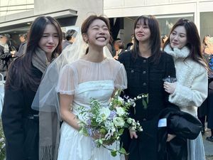 Momen Haru Pernikahan Sojin & Lee Dong Ha, Jadi Ajang Reuni Girls Day Momen Haru Pernikahan Sojin & Lee Dong Ha, Jadi Ajang Reuni Girls Day