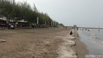 Pantai Indramayu Sepi Saat Libur Sekolah, Ekonomi Menurun?