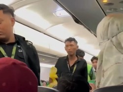 4 Fakta Viral Penumpang Merokok di Pesawat dan Aturannya