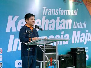 Pj Gubsu Serahkan Penghargaan ke Nakes-Kader Posyandu Berprestasi