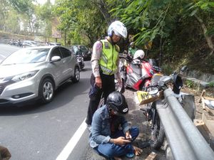 Hilang Kendali, Pemotor Tabrak Pembatas Jalan di Tikungan Slumprit Gunungkidul