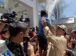 Prabowo Main Air Bareng Anak-anak Usai Resmikan Sumur Air Bersih di Banten