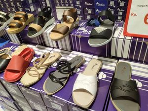 Diskon Gede-gedean! Cuma di Transmart Full Day Sale Sepatu-Sandal Rp 60 Ribuan