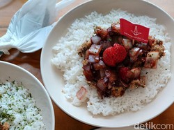 Sensasi Menikmati Ayam Saus Stroberi di Surabaya
