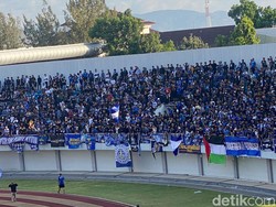 Aksi Solidaritas Suporter PSIM Bentangkan Bendera Palestina di Mandala Krida