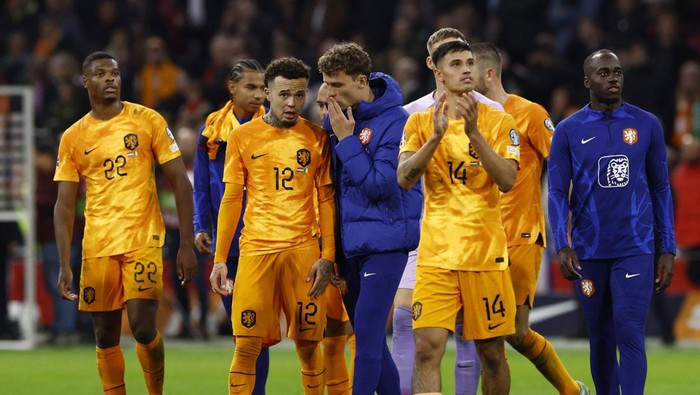 Soccer Football - Euro 2024 Qualifier - Group B - Netherlands v Ireland - Johan Cruyff Arena, Amsterdam, Netherlands - November 18, 2023 Netherlands Quilindschy Hartman with teammates after the match REUTERS/Piroschka Van De Wouw