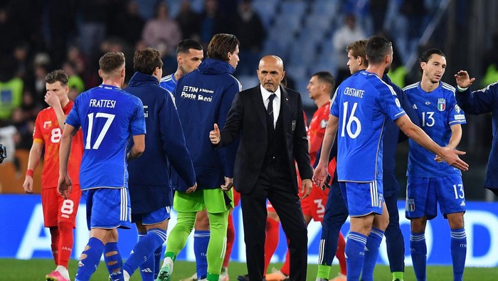Soccer Football - UEFA Euro 2024 Qualifier - Group C - Italy v North Macedonia - Stadio Olimpico, Rome, Italy - November 17, 2023 Italy coach Luciano Spalletti celebrates after the match REUTERS/Jennifer Lorenzini