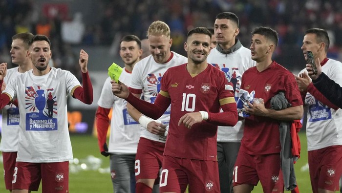 Serbia players celebrate after the Euro 2024 group G qualifying soccer match between Serbia and Bulgaria at the Dubocica stadium in Leskovac, Serbia, Sunday, Nov. 19, 2023. (AP Photo/Darko Vojinovic)