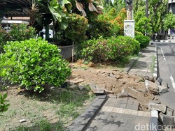 Brakk! Mobil Nyelonong Tabrak Pagar Rumah Dinas Wakil Wali Kota Solo