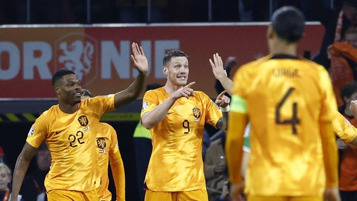 Soccer Football - Euro 2024 Qualifier - Group B - Netherlands v Ireland - Johan Cruyff Arena, Amsterdam, Netherlands - November 18, 2023 Netherlands Wout Weghorst celebrates scoring their first goal with teammates REUTERS/Piroschka Van De Wouw