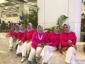 Antusiasme Ibu-ibu Healing ke Bandung Naik Whoosh, Sampai Kembaran Baju