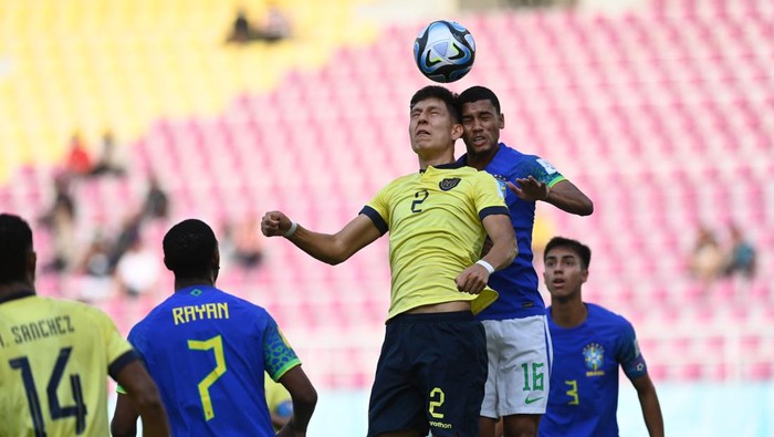 Pesepak bola Timnas Brasil Reis Vitor (kiri) berebut bola dengan pesepak bola Timnas Ekuador Rooney Troya (tengah) pada pertandingan Babak 16 Besar Piala Dunia U-17 2023 di Stadion Manahan, Solo, Jawa Tengah, Senin (20/11/2023). ANTARA FOTO/Mohammad Ayudha/YU