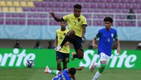 Ekuador meningkatkan intensitas serangannya, sebelum berhasil mencetak gol balasan menjelang turun minum. Bermudez membobol gawang Brasil sehingga skor berubah 1-1.
