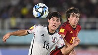Partai babak 16 besar Piala Dunia U-17 antara Spanyol vs Jepang digelar di Stadion Manahan, Solo, Senin (20/11/2023) malam WIB. Sejak selepas sepak mula, Spanyol berupaya mengontrol penguasaan bola.