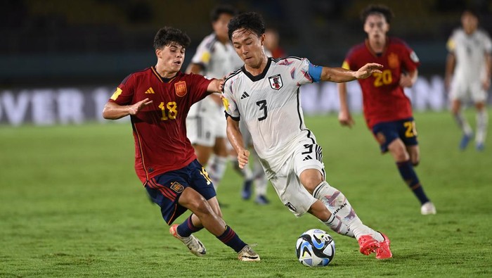 Pesepak bola Timnas Jepang Yotaro Nakajima (kanan) berebut bola dengan pesepak bola Timnas Spanyol Quim Junyent (kiri) pada pertandingan Babak 16 Besar Piala Dunia U-17 2023 di Stadion Manahan, Solo, Jawa Tengah, Senin (20/11/2023). ANTARA FOTO/Mohammad Ayudha/YU