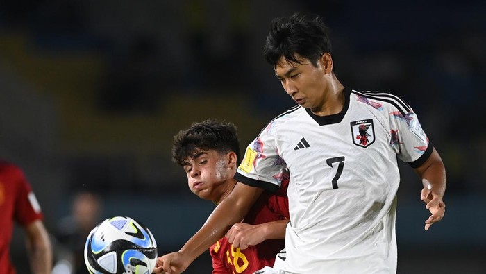 Babak 16 Besar Piala Dunia U-17: Spanyol melawan Jepang Pesepak bola Timnas Jepang Yotaro Nakajima (kanan) berebut bola dengan pesepak bola Timnas Spanyol Quim Junyent (kiri) pada pertandingan Babak 16 Besar Piala Dunia U-17 2023 di Stadion Manahan, Solo, Jawa Tengah, Senin (20/11/2023). ANTARA FOTO/Mohammad Ayudha/YU