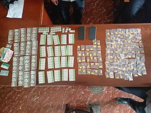 Ngaku Mahasiswa, 2 Pemuda Jual Obat Keras-Miras Berkedok Kios Ponsel