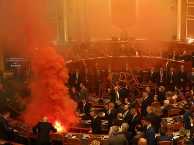 Bom Asap Warnai Sidang Parlemen Albania