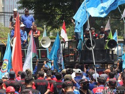 Buruh Kepung Gedung Sate, Minta Upah Naik 12 Persen