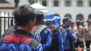 Kepung Gedung Sate, Buruh Minta Upah Naik 12 Persen di 2024
