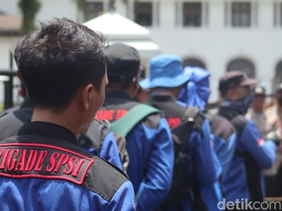 Kepung Gedung Sate, Buruh Minta Upah Naik 12 Persen di 2024