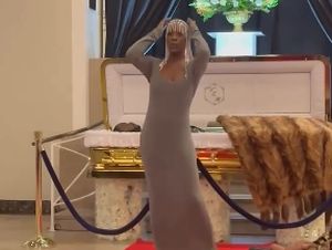 Desainer Meninggal, Model Viral Fashion Show di Rumah Duka & Depan Jenazah