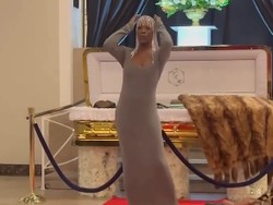 Desainer Meninggal, Model Viral Fashion Show di Rumah Duka & Depan Jenazah