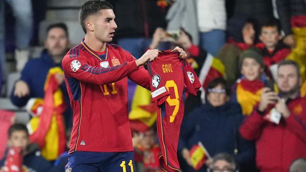 Spain's Ferran Torres holds up teammate Gavi Paez's shirt after scoring his team's second goal during the Euro 2024 group A qualifying soccer match between Spain and Georgia at Jose Zorrilla Stadium in Valladolid, Spain, Sunday, Nov. 19, 2023. (AP Photo/Manu Fernandez)