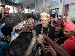 Tiba di Sorong, Ribuan Masyarakat Sambut Kedatangan Ganjar Secara Adat