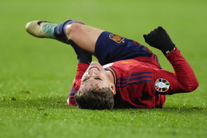 Spains Gavi Paez reacts after injuring his leg during the Euro 2024 group A qualifying soccer match between Spain and Georgia at Jose Zorrilla Stadium in Valladolid, Spain, Sunday, Nov. 19 23, 2023. (AP Photo/Manu Fernandez)
