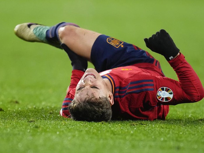 Spain's Gavi Paez reacts after injuring his leg during the Euro 2024 group A qualifying soccer match between Spain and Georgia at Jose Zorrilla Stadium in Valladolid, Spain, Sunday, Nov. 19 23, 2023. (AP Photo/Manu Fernandez)
