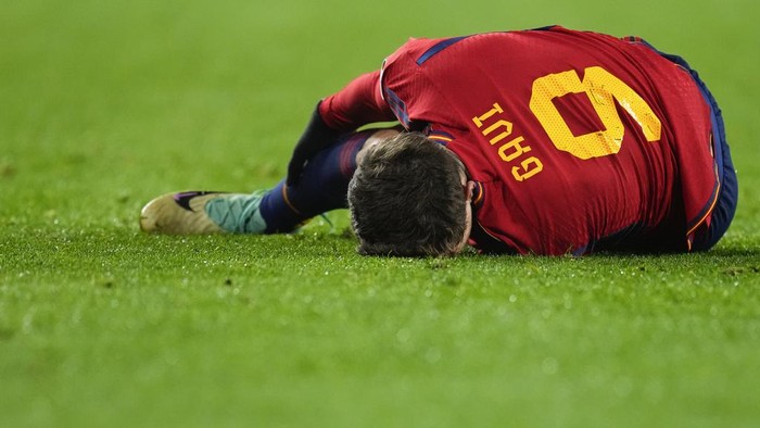 Spains Gavi Paez reacts after injuring his leg during the Euro 2024 group A qualifying soccer match between Spain and Georgia at Jose Zorrilla Stadium in Valladolid, Spain, Sunday, Nov. 19 23, 2023. (AP Photo/Manu Fernandez)