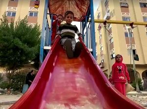 Hiburan Sejenak Anak-anak Gaza di Taman Bermain Khan Younis